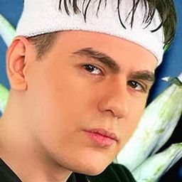 Timur Gayazov 飾演 изобретатель из «Сколково»