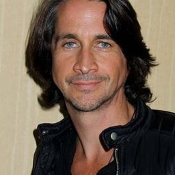 Michael Easton 飾演 Self