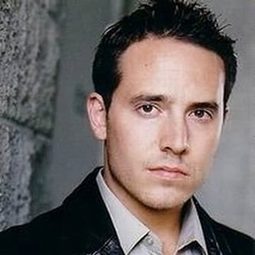 Rob Scattergood 飾演 Officer Karl Robinson