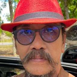 Bambang Gundul 飾演 Mbah Gowa