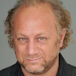 Scott Krinsky 飾演 Parsimonious John