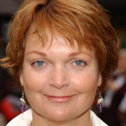 潘蜜拉·瑞德 - 杏林血淚演員 飾演Earlene