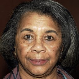 瑪麗·愛麗絲 飾演 