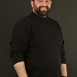 İsmail Bahadır Peker 飾演 Coffehouse Owner