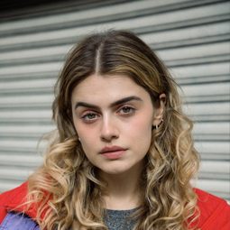 Alexa Mareka 飾演 Alissa