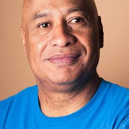 威廉·戴維斯 飾演 Gus