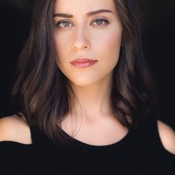 Kally Khourshid 飾演 Cadet Julie Matthews