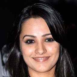 Anita Hassanandani 飾演 Gina