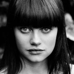 Abigail Hardingham 飾演 Holly