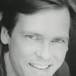 Thomas Uskali 飾演 Robertson Thorpe