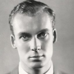 Russell Gleason 飾演 Mueller