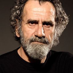 Menderes Samancılar 飾演 Zirak