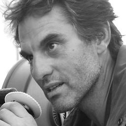 Yves Caumon 飾演 Uncle David