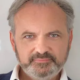 Scali Delpeyrat 飾演 Charles Ponzi