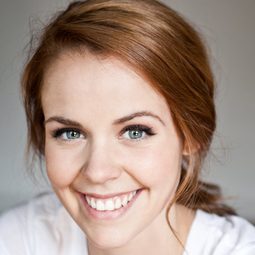 Noémie O'Farrell 飾演 Denise