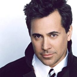 Joey Lanai 飾演 Dylan