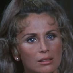 Ellen Weston 飾演 Julia