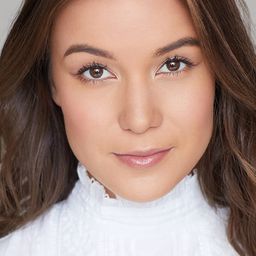 艾莉·富美子·惠特尼 飾演 Annie MacLeod