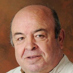 Vicente Gil 飾演 Hombre de gasolinera