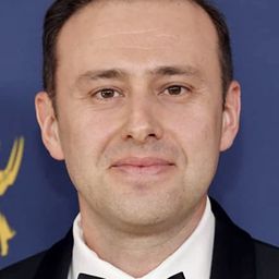 艾力克斯·雷茲尼克 飾演 Professor Berg