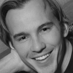 Joshua Coleman 飾演 Soldier