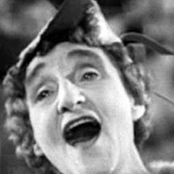 Florence Gill - 歡迎光臨迪士尼片廠演員 飾演Clara Cluck (voice) / Florence Gill