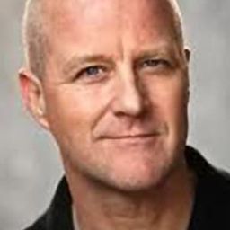 Ian Sharrock 飾演 Peter