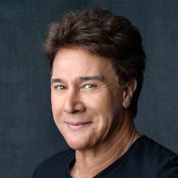 Fernando Allende 飾演 Carlos Aceves / El Lobo Negro / The Black Wolf