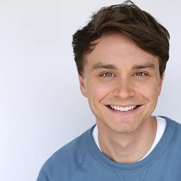 Chris Sturgeon 飾演 Hopper's Dad