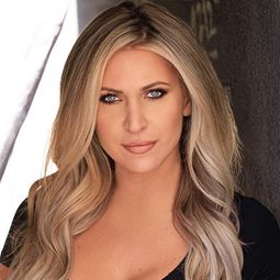 Kayte Giralt - 狂奔向聖誕演員 飾演Ginny