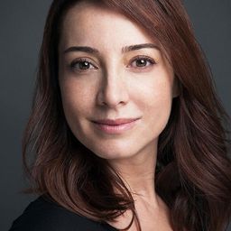 多盧奈·索伊瑟特 飾演 Hande