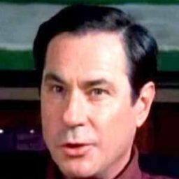 Michael Rhoades 飾演 Karl Mannheim