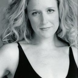 Beth Bailey 飾演 Reporter