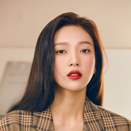 樸秀英 飾演 Self