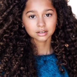 Mia Ella Clyburn 飾演 Rosie