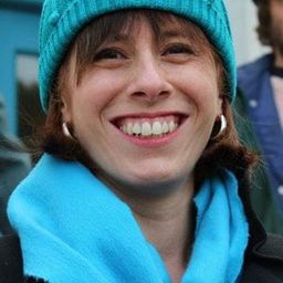 Ayelette Robinson 飾演 Shelly