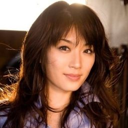 尾上 綾華 飾演 Akari Shinohara (voice)