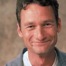 Ryan Stiles 飾演 