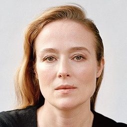 珍妮花艾妮 - 華爾鎮東邊的女孩演員 飾演Tracey Zimiga