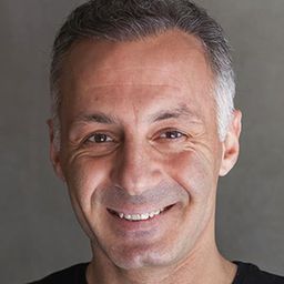 阿梅特·薩拉裘魯 飾演 Çarli