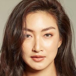 卡曼妮·耶美肯 飾演 Peesuk