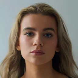 Tabitha Smyth 飾演 Sarah