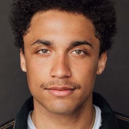 Corteon Moore 飾演 Mo