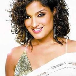 桑德亞·謬卓 飾演 Monali