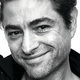 Nicolas Koretzky 飾演 Bertrand