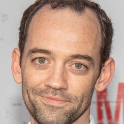 Myke Holmes 飾演 Troy Finkle