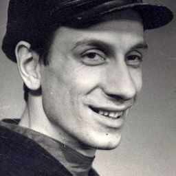 Pyotr Merkuryev 飾演 Gur