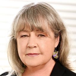 諾妮·哈澤赫斯 飾演 The Stranger