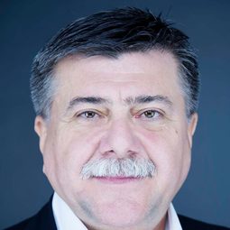 Halil Balkanlar - 樂透度假瘋演員 飾演Hikmet