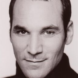 Alex Poch-Goldin 飾演 Travis